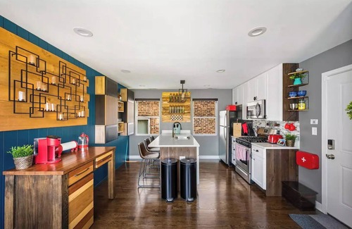 Lower West Side Condominio | High-Style Oasis in Heart of Chicago + Free EV Charger!