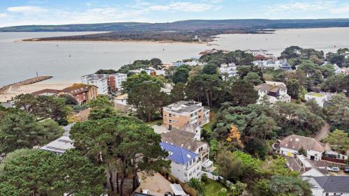 Sandbanks Villa | High Tides Elegant & Modern 4-Bedroom Villa in Sandbanks