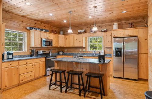 Black Mountain Casa | High Top Mountain Lodge by Carolina Mornings