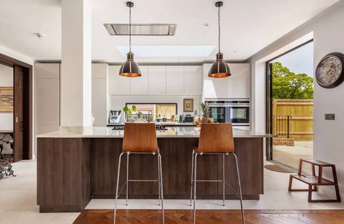 Highgate Casa | Highgate - Luxury 4-Bedroom Spacious House with Indoor Pool