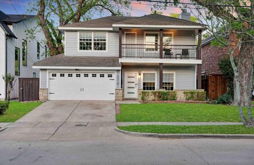 Dallas Casa | Highland Cottage - Central, Huge Yard Hot Tub