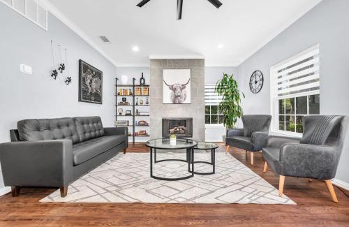 Dallas Casa | Highland Cottage - Central, Huge Yard Hot Tub