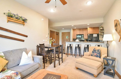 The Highlands Condominio | Highland Greens Retreat: Great Location, Near Shuttle Stops