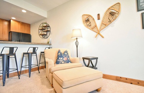 The Highlands Condominio | Highland Greens Retreat: Great Location, Near Shuttle Stops