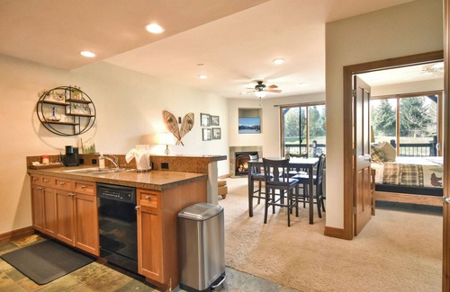 The Highlands Condominio | Highland Greens Retreat: Great Location, Near Shuttle Stops