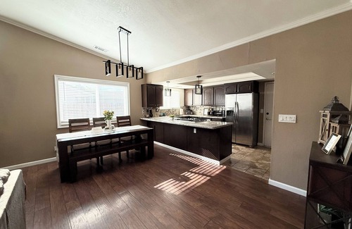 Shasta View Casa | Highland Hideaway-Family. Work. Fun. Near it all!