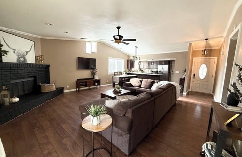 Shasta View Casa | Highland Hideaway-Family. Work. Fun. Near it all!