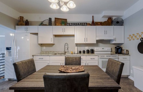 Highland Square Apartamento | Highland Sq Hideaway Apt with 2 queen beds in great location