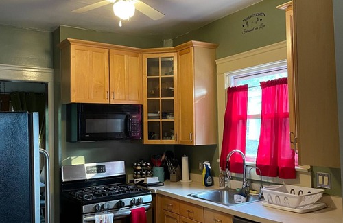 Highland Square Casa | Highland Square's historic charm. Book now for an unforgettable Akron stay!