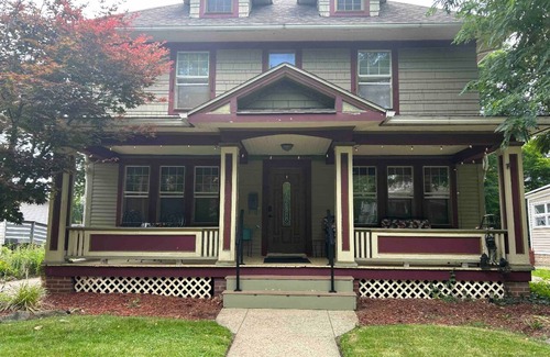 Highland Square Casa | Highland Square's historic charm. Book now for an unforgettable Akron stay!