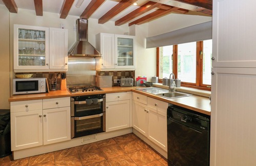 Denby Dale Cabaña | HIGHWOOD LODGE, pet friendly, with hot tub in Denby Dale