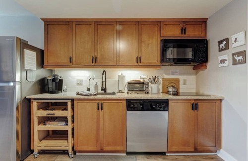 Vernon Condominio | Ski-In/Ski-Out, Waterpark & Biking fun-Just Steps Away! Hike, Bike, Wine & More!