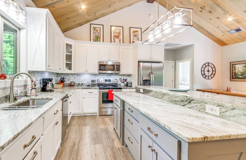 Tarheel Casa | Hike, Fish & Kayak: Murphy Gem w/ Deck & Fire Pit