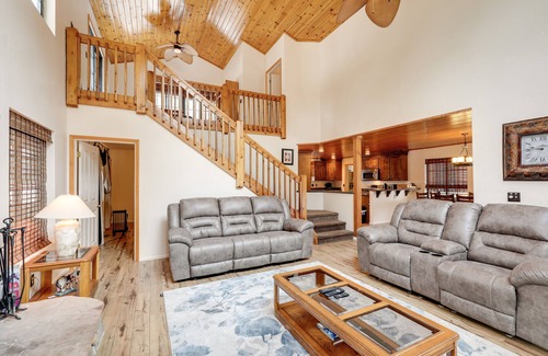 Williams Cabina | Hike & Fish: Parks Cabin w/ Balcony & Forest Views