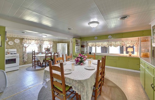 Waneta Cabaña | Hike & Fish: Rustic, Timeless Mckee Home w/Yard