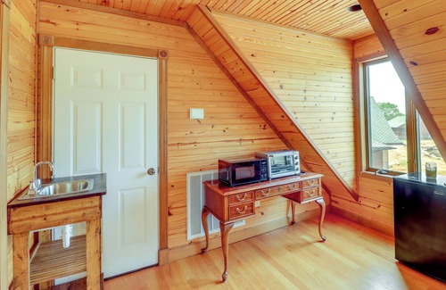 Fairfield Bay Apartamento | Hike & Fish: Studio w/ Pool Access in Shirley!