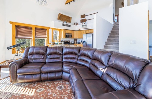 Boyds Creek Cabina | Hike Trails on 6 Private Acres, Relax in the Hot Tub, Shoot Pool & Take Spa Baths - Woodland Chalet