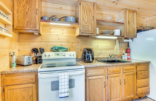 Alton Cabaña | Hiking & Snowmobile Trails On-site: Alton Retreat!