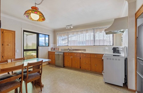 Maungatapu Casa | Hill Top House - Tauranga Holiday Home