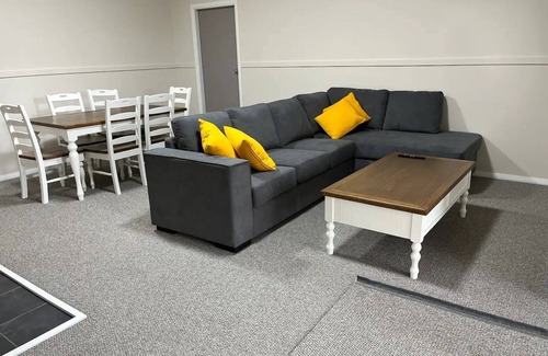 Hazelgrove Casa | Hillcrest Farm Stay affordable 2 bedroom apartment