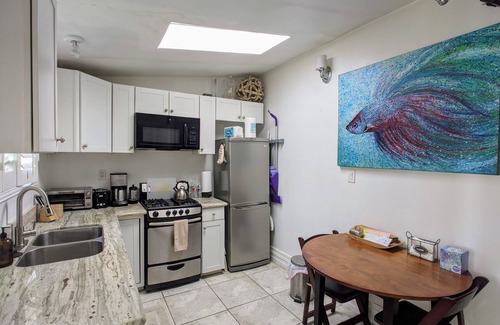 Beverly Glen Apartamento | Bungalow en la ladera cerca de UCLA / Bel Air con patio y jardín, estacionamiento