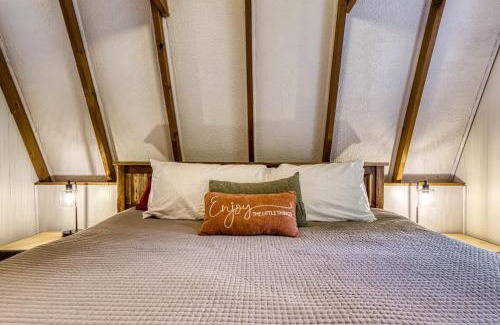 Gatlinburg Casa | "Hillside Cottage" is minutes to town and to Rocky Top SportsSerene Nature SettingGrillSleeps 6