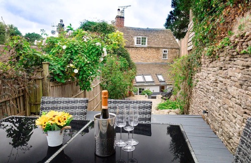 Tetbury Cabaña | Hillside Cottage - sleeps 5 guests in 3 bedrooms