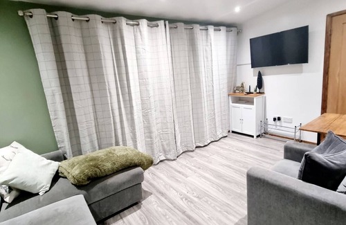 Bont Newydd Chalet De Esquí | Hillside Hideaway Chalet With Swimming Pool, Play Area, Fishing Lake