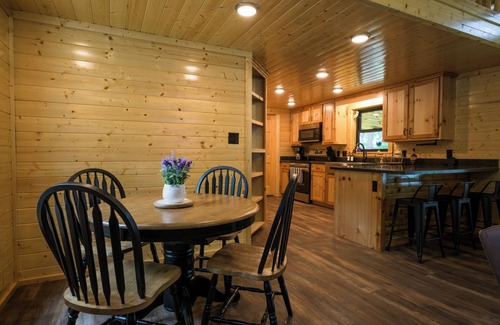 Grapeland Cabina | Hillside Hideaway - Lakefront Cabin
