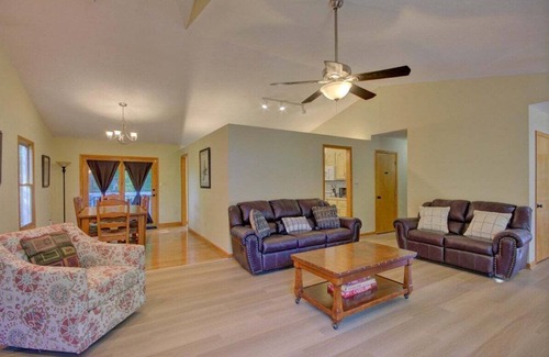 Weaverville Casa | Hillside Hideaway near Blue Ridge Parkway, secure gear storage, w/free Biltmore Pass