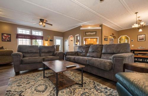 McHenry Casa | Hillside Hideaway