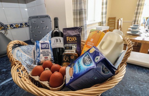 Tirabad Cabaña | HILLSIDE LODGE, pet friendly, character holiday cottage in Newtown
