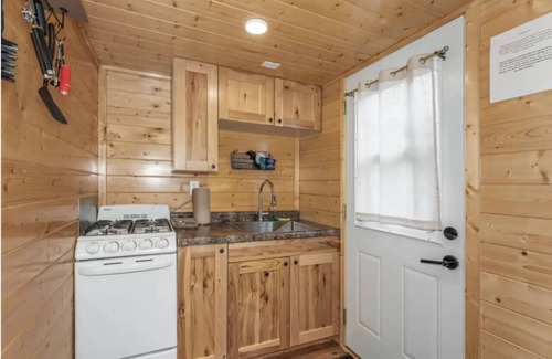 Phelps Cabina | Hillside Resort Cabin #2