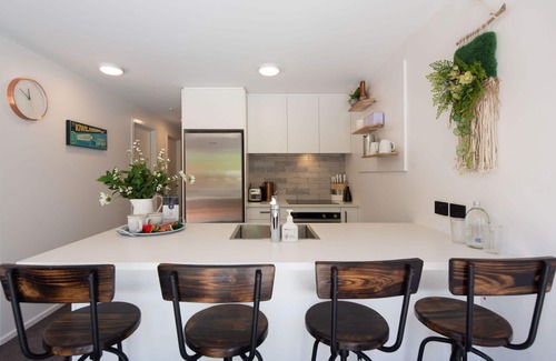 Queenstown City Centre Apartamento | Hillside Villa 1: Walk to Town, Free Parking & A/C