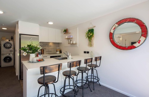 Queenstown City Centre Apartamento | Hillside Villa 1: Walk to Town, Free Parking & A/C