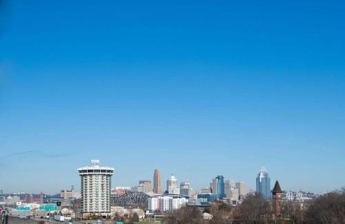 Covington Casa | Hilltop 3BR for 10, Private Garage, Skyline Views