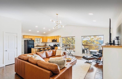 Granville Cabina | Hilltop Cabin with River View!