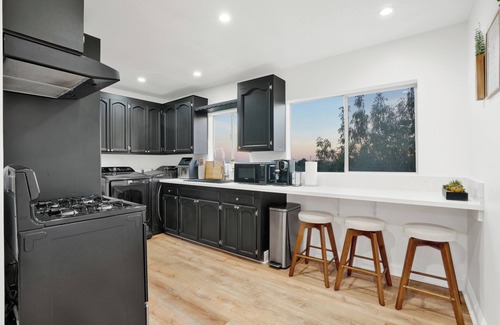 Los Angeles Casa | Hilltop Heart of LA w/ EV Charger