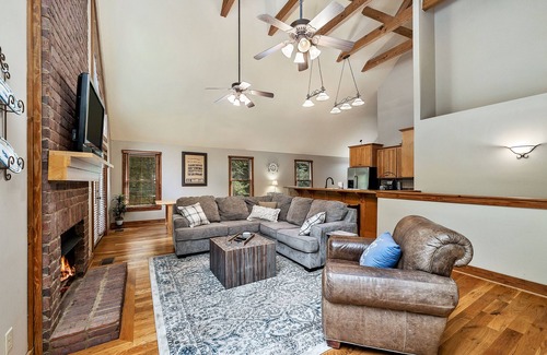 Lancaster Chalet De Esquí | Hilltop Hideaway at Center Hill Lake