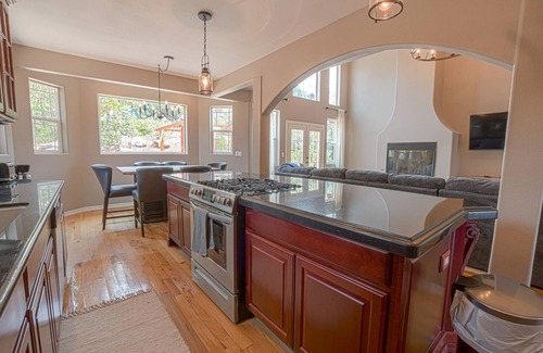 Show Low Casa | Hilltop Hideaway/ Backyard Retreat/ Huge Front deck/ 2 Fireplaces