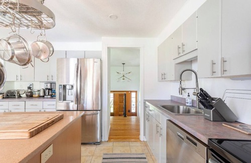 Swan Lake Casa | Hilltop Hideaway | Hot Tub Heated Pool Golf