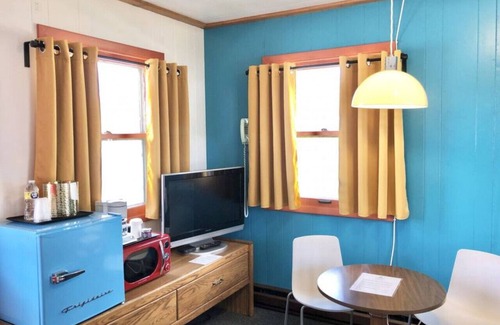 International Falls Cabina | Hilltop Lodge Standard Queen - Room 105