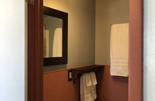 International Falls Cabina | Hilltop Lodge Standard Queen - Room 105