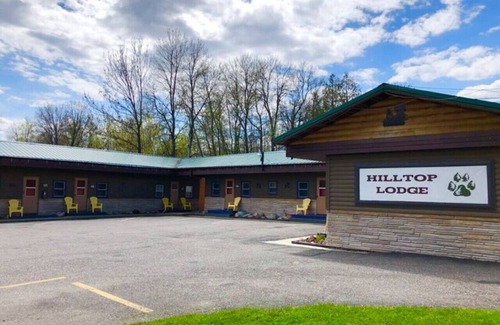 International Falls Cabina | Hilltop Lodge Standard Queen - Room 105