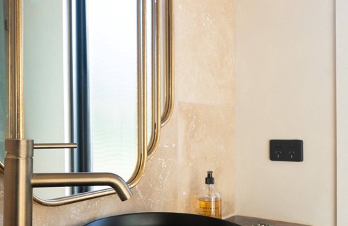 Clonbinane Cabina | Hilltop Off Grid Tiny House with Outdoor Bath