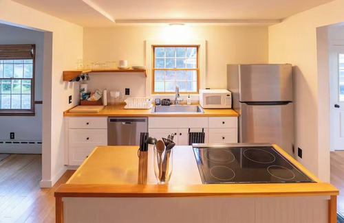 Livingston Manor Casa | Hilltop Retreat with Hot Tub in Livingston Manor