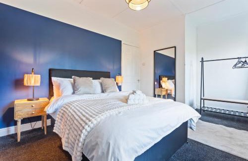 Abertillery Casa | Hillview Escape - Group-Friendly Comfort
