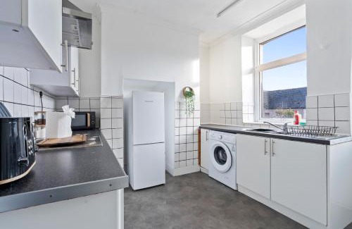 Abertillery Casa | Hillview Escape - Group-Friendly Comfort