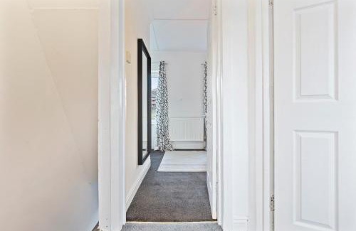 Abertillery Casa | Hillview Escape - Group-Friendly Comfort