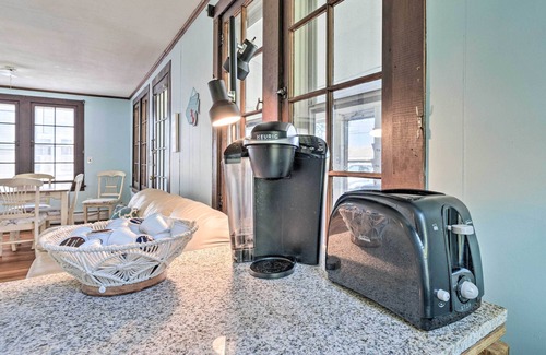 Hilton Casa | Hilton Lake Getaway w/ Over-the-Water Deck!